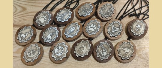 Кулоны деревянные с инкрустацией из кости оленя