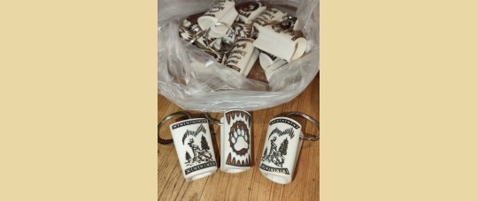 Брелок из кости оленя Бочонок с надписью 