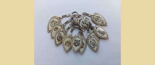 Брелок капля из кости северного оленя с изображениями животных